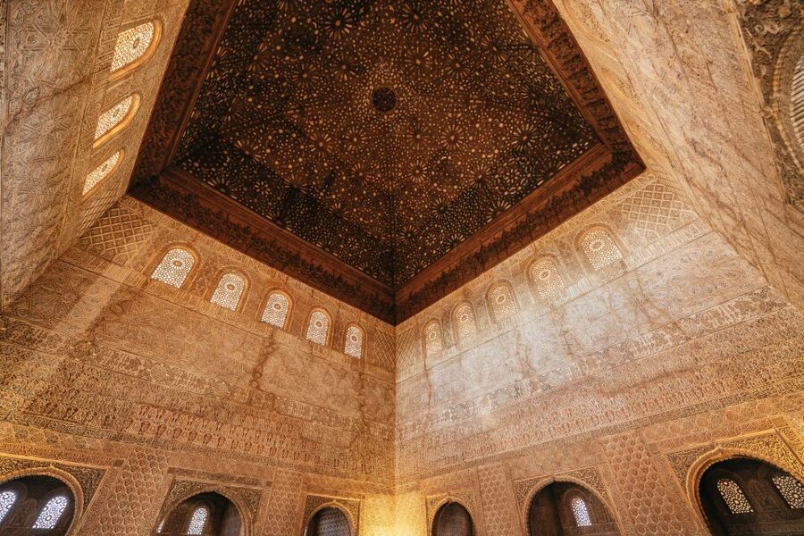 Granada: Alhambra Guided Tour with Nasrid Palaces & Gardens - The guides make the largest difference