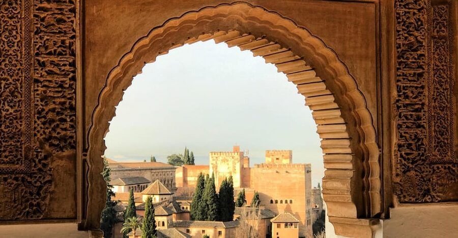 Granada: Alhambra & Nasrid Palaces Small Group Guided Tour - How the guides shape the experience