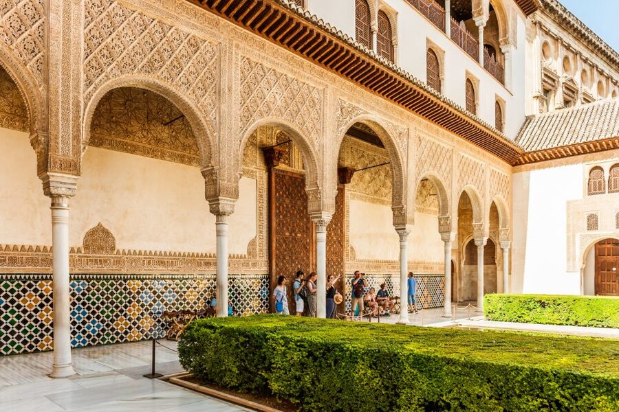 Granada: Alhambra & Nasrid Palaces Tour with Tickets - Why the Alhambra works better with a guide