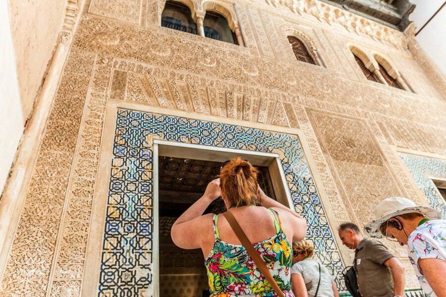 Granada: Alhambra & Nasrid Palaces Tour with Tickets - Generalife gardens and the final stretch