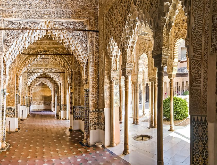 Granada: Alhambra & Nasrid Palaces Tour with Tickets - Beginning at the hilltop citadel