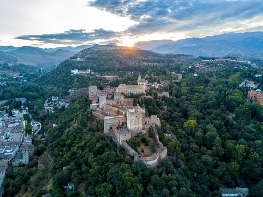 Granada: Alhambra Palace Guided Tour - Generalife Palace in 35 minutes