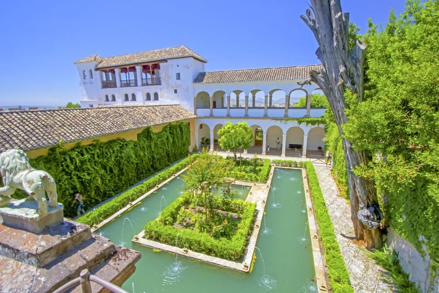 Granada: Alhambra Small Group Tour with Nasrid Palaces - Small groups and the quality of the guiding