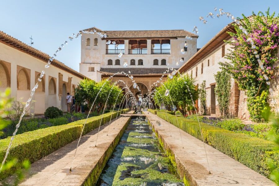 Granada: Alhambra Ticket and Guided Tour with Nasrid Palaces - Weather, crowds, and what to bring