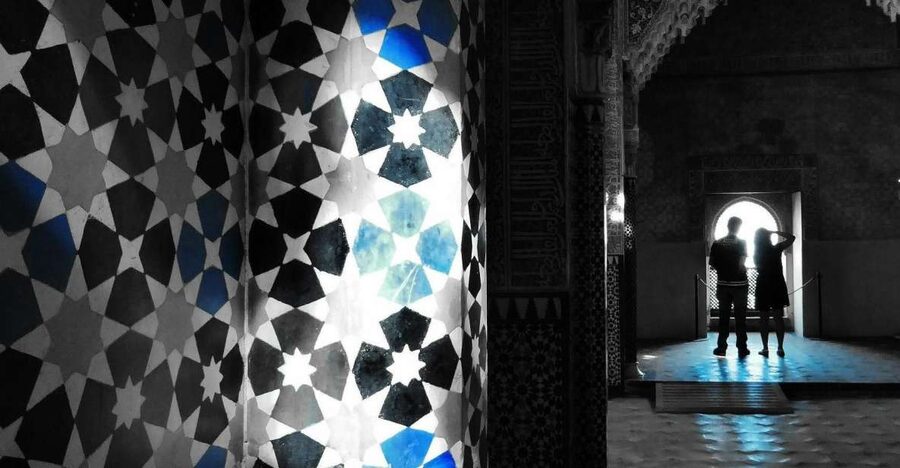 Granada: Fast-Track Alhambra & Nasrid Palaces Guided Tour - Starting the visit and finding your group