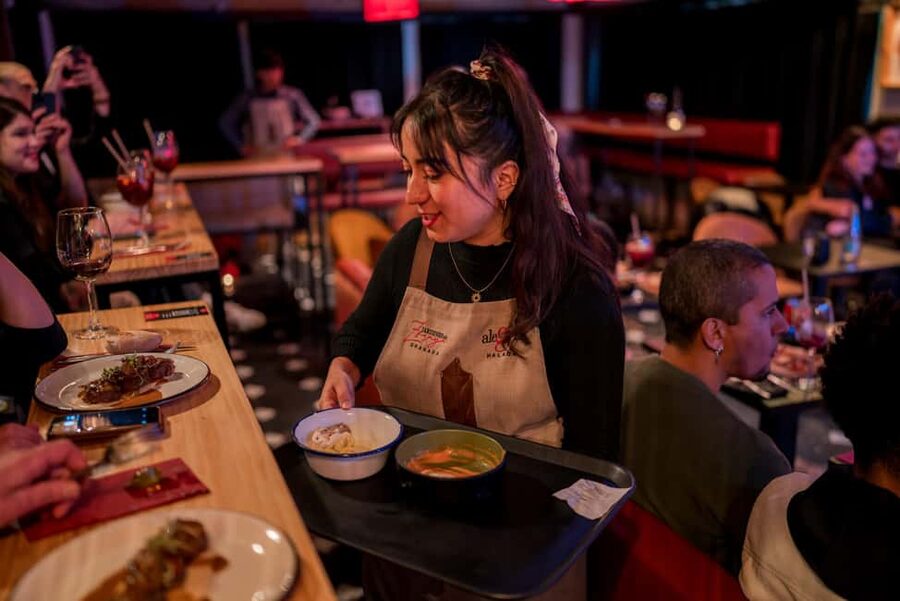 Granada: Flamenco Show with Dinner at Jardines de Zoraya - Practical tips for a smoother night