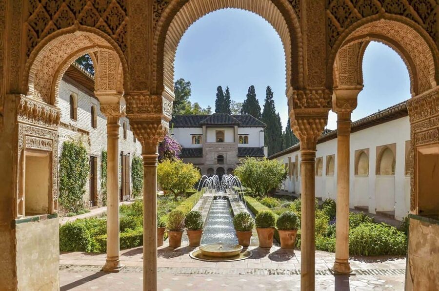 Granada: Full Alhambra Premium Guided Tour with Tickets - The guides are the main reason to choose it