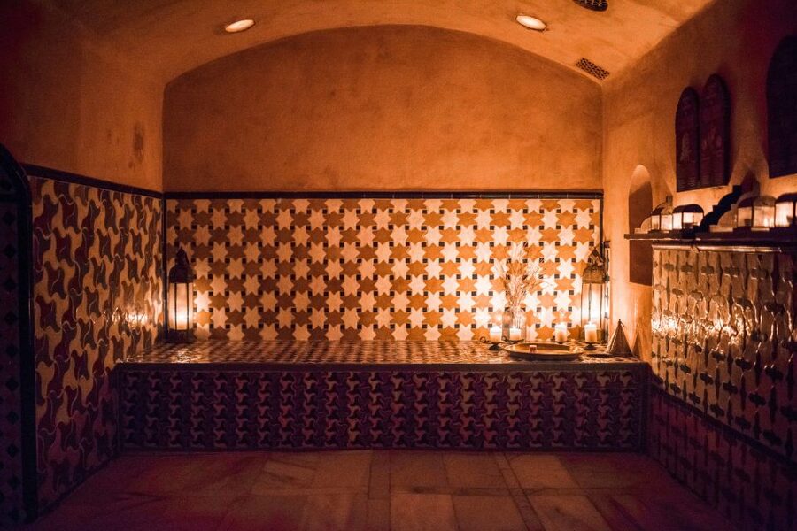Granada: Hammam Al Ándalus with Massage - The relaxation room and mint tea pause