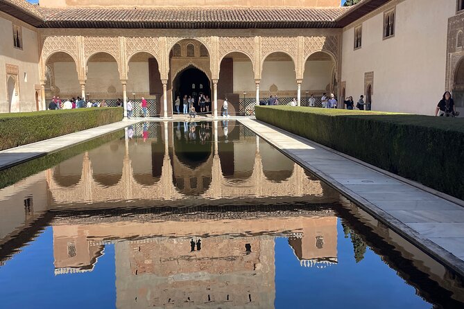 Granada : Private Alhambra Tour + Nazaries Palaces (VIP) - Guides make the biggest difference