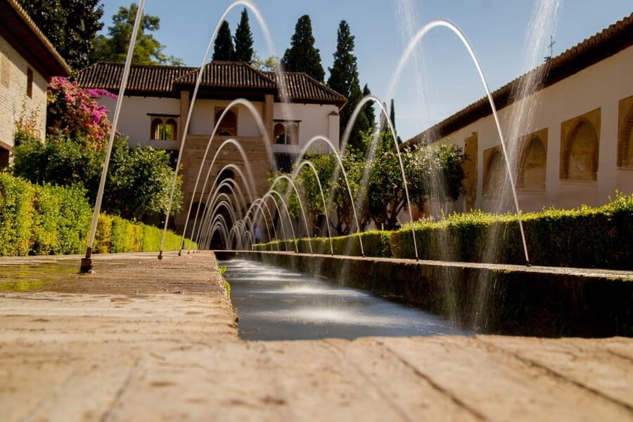 Granada: Tour of Alhambra, Generalife, and Nasrid Palaces - Generalife Gardens: water, shade, and breathing room