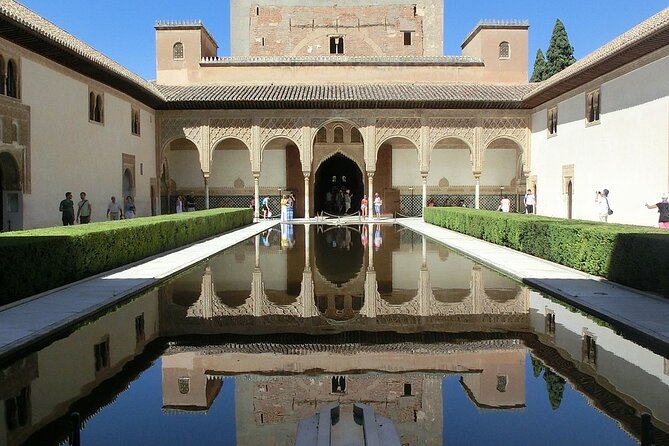 Guided tour of Alhambra and Generalife with Nasrid Palaces - Palacio El Partal and the pond