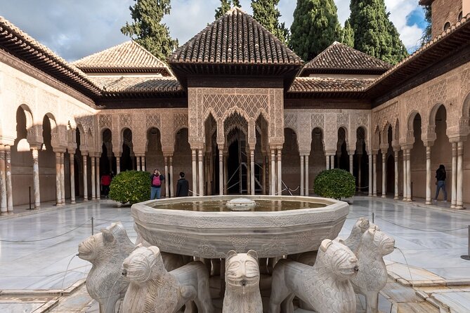 Guided tour of Alhambra and Generalife with Nasrid Palaces - Generalife: gardens with room to breathe