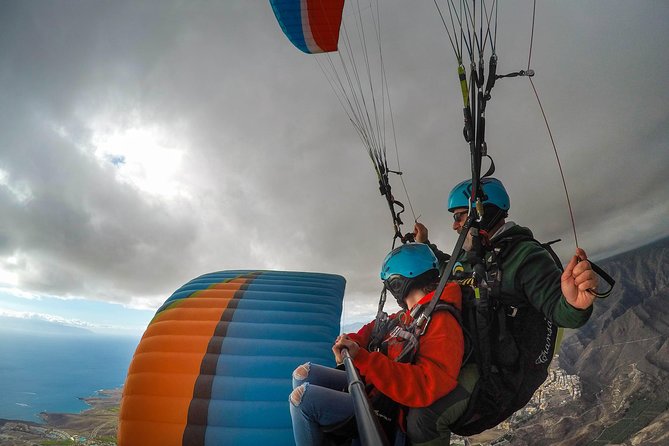 High Performance Paragliding Tandem Flight in Tenerife South - Who will enjoy this flight most?