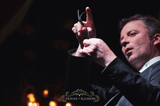 House of Illusion Magic Show with Drinks - The main theatre show