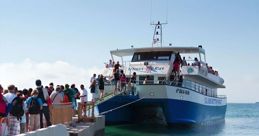 Ibiza: Figueretas Round-Trip Transfer to Formentera - Reaching the Figueretas dock between two beach bars