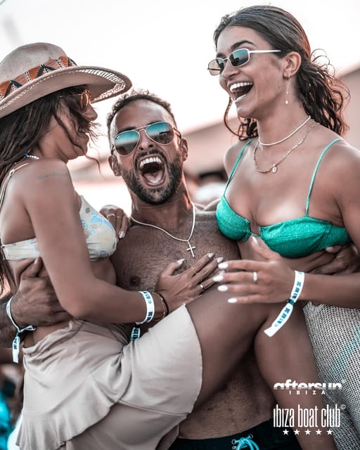 Ibiza: Sunset Boat Party at Ibiza Boat Club with Open Bar - Arriving at Playa d’en Bossa