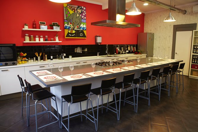 Interactive Paella & Market: Bottomless Wine & Rambla Views - The teaching style and group atmosphere