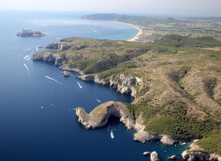 L'Estartit: Boat Trip to the Medes Islands and the NP Caves - Entering the sea caves near L’Estartit