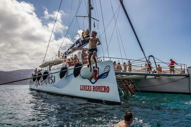 Lanzarote: La Graciosa island cruise with lunch and water activities - One hour in Caleta de Sebo
