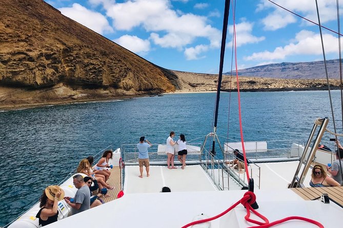 Lanzarote: La Graciosa island cruise with lunch and water activities - The catamaran ride and the Playa de La Francesa stop