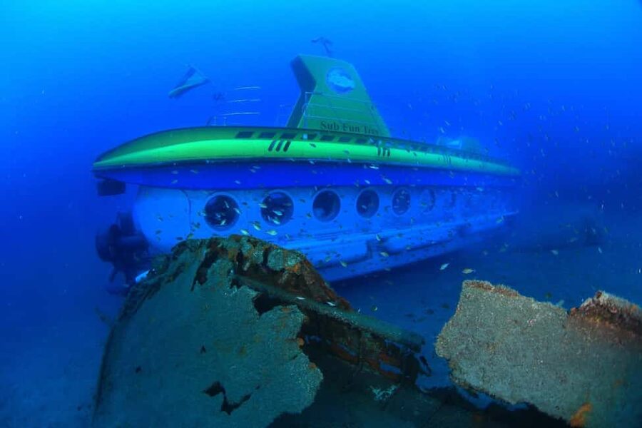 Lanzarote: Real Submarine Dive with Hotel Pickup - What makes the staff and presentation work