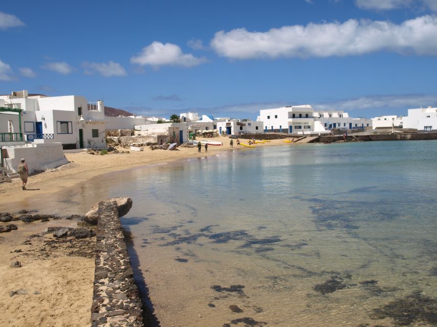 Lanzarote: Return Ferry to La Graciosa with Bus Pickup - Choosing between walking, bikes, and a 4x4 tour