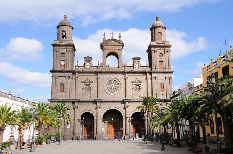 Las Palmas: Private Old City Guided Walking Tour with Tapas - Entering Vegueta and Las Palmas’ colonial past