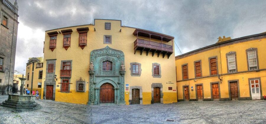 Las Palmas: Private Old City Guided Walking Tour with Tapas - Local stories, city battles, and useful conversation