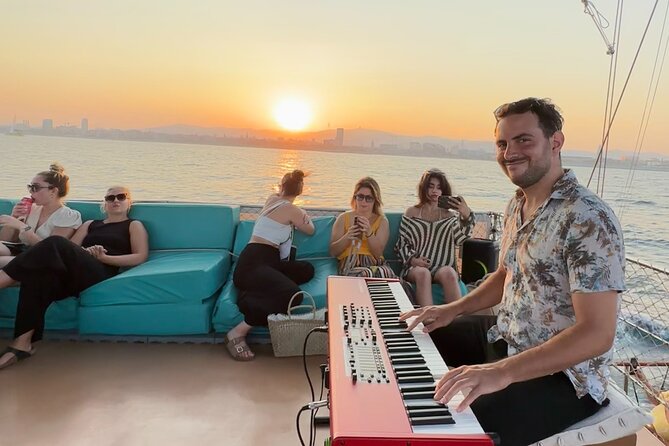 Live Music & Sunset Wooden Boat in Barcelona - Sunset, skyline, and the return to port