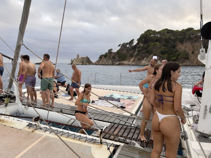 Lloret de Mar: Sunset Catamaran Cruise with DJ and Drinks - Sailing along the Costa Brava