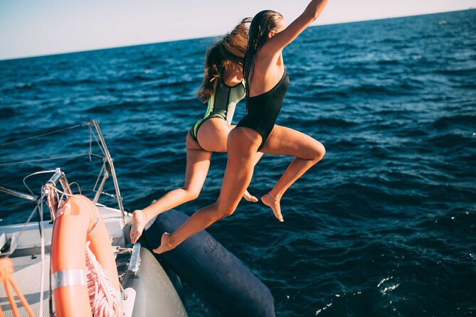 Luxury Catamaran Cruise with Brunch and Unlimited Drinks - Brunch with local ingredients, but modest expectations