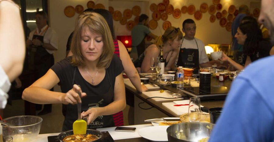 Madrid: 10 Tapas 2.5-Hour Cooking Class - Working in teams of three or four