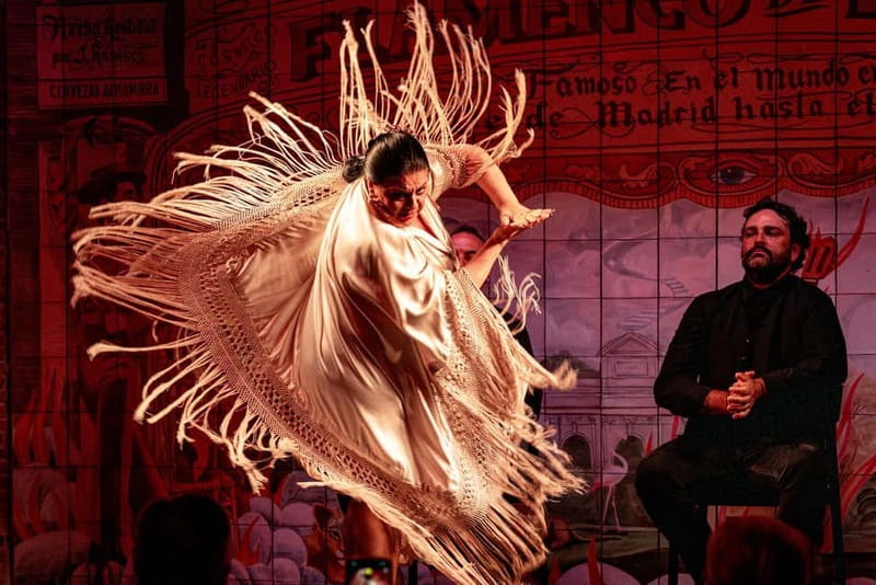 Madrid: Authentic Flamenco at Flamenco de Leones with drink - The first drink and the view of Puerta de Alcalá