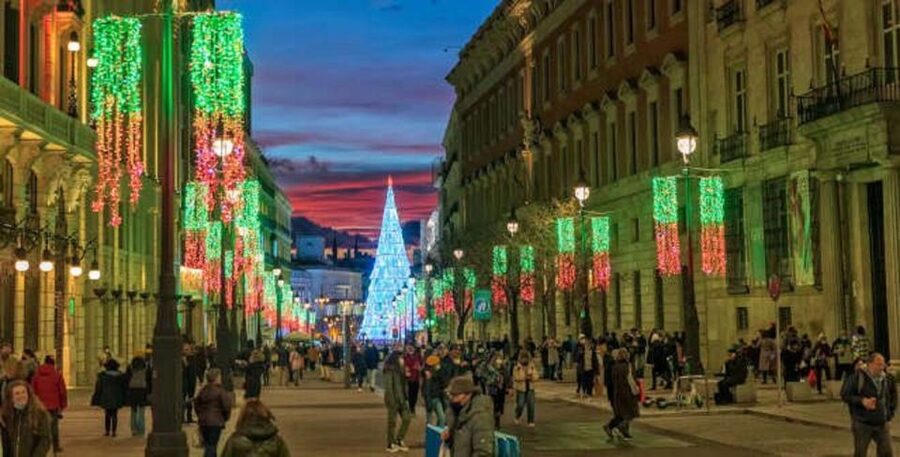 Madrid: City Highlights Tuk Tuk Tour - Comfort, weather, and photo stops