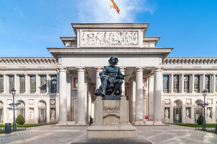 Madrid: El Prado Museum and the Royal Palace Guided Tour - The walk between the monuments