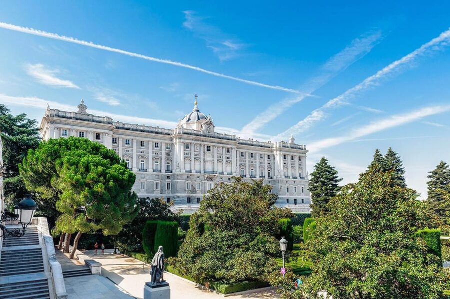 Madrid: Guided Tour of the Royal Palace with Fast Access - Inside a palace of more than 3,000 rooms