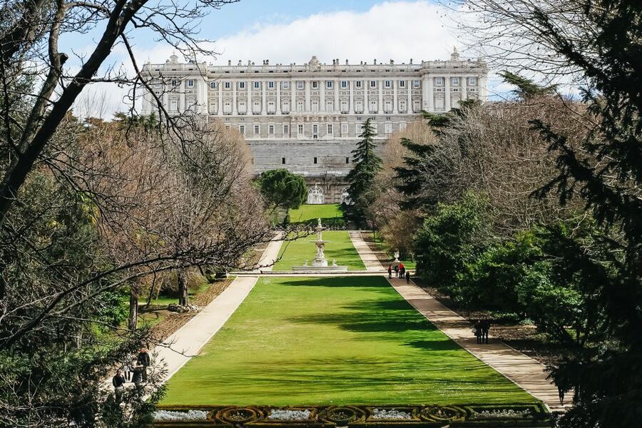 Madrid: Guided Tour of the Royal Palace with Fast Access - What the guide adds to the grand rooms