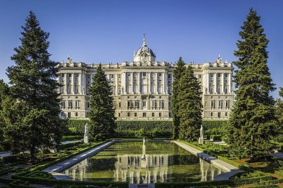 Madrid: Guided Tour of the Royal Palace with Fast Access - A small group that actually helps