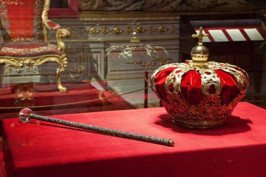 Madrid: Guided Tour of the Royal Palace with Fast Access - The pace: efficient, sometimes brisk