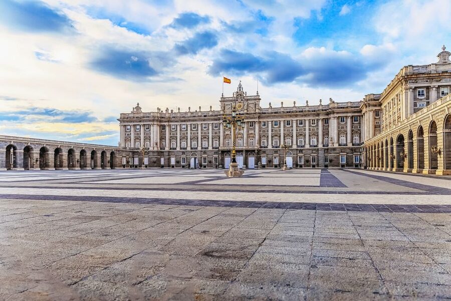 Madrid: Guided Tour of the Royal Palace with Fast Access - How the palace feels as a historical visit