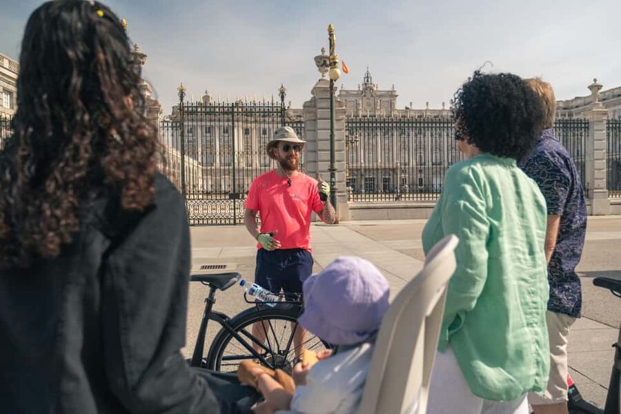 Madrid: Highlights Bike Tour with Optional E-Bike or Tapas - Retiro Park and the long middle stretch