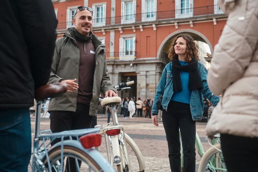 Madrid: Highlights Guided Vintage Bike Tour and Tapas Option - Thirty minutes in Retiro Park