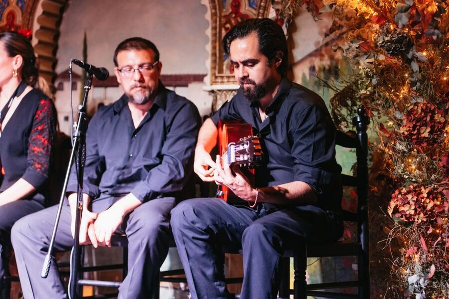 Madrid: Live Flamenco Show with Food and Drinks Options - Why the Alhambra-style room matters