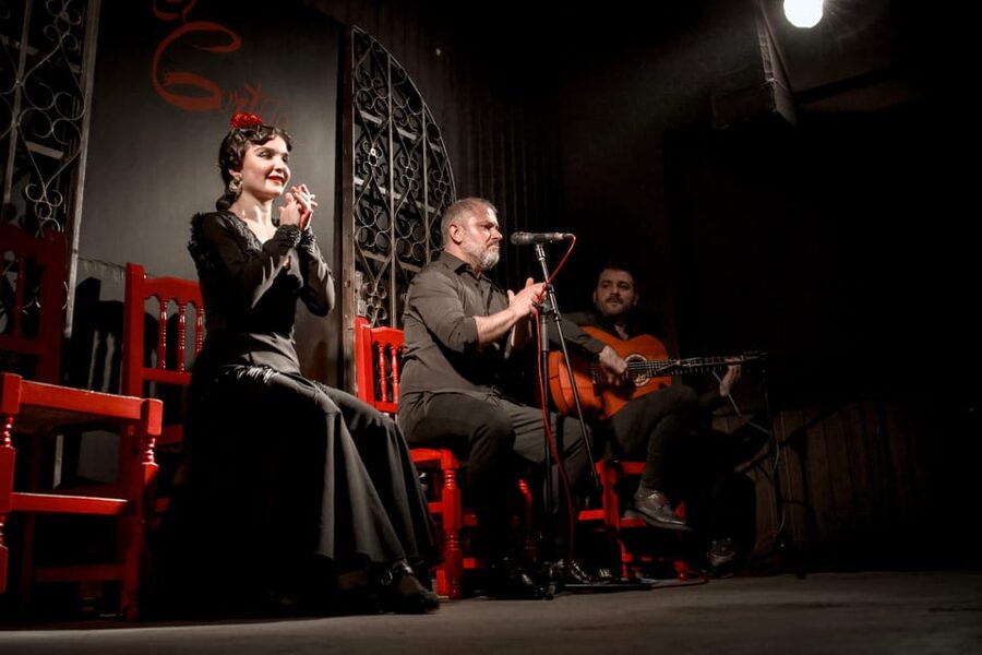 Madrid: Local Flamenco Show at El Cortijo - Finding the Entrance and Getting Settled