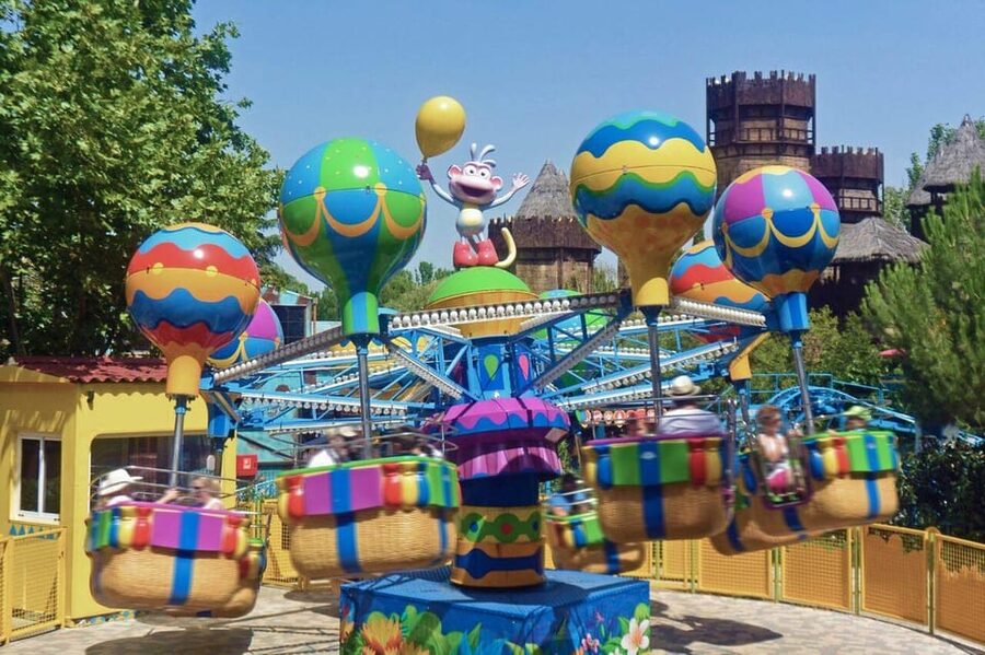 Madrid: Parque de Atracciones de Madrid Entry Ticket - Food and shops help complete the day