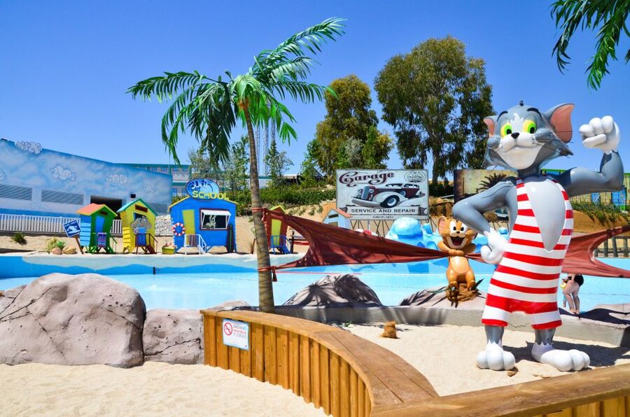 Madrid: Parque Warner Beach Entry Ticket - Water rides, pools, and the pace of the day