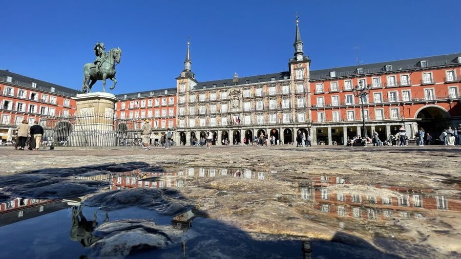 Madrid: Royal Palace Entry Ticket and Small Group Tour - Key points to know before you book