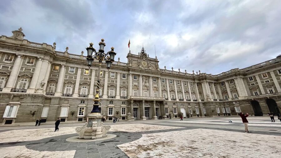 Madrid: Royal Palace Entry Ticket and Small Group Tour - Meeting at Mayor 43 and walking through central Madrid