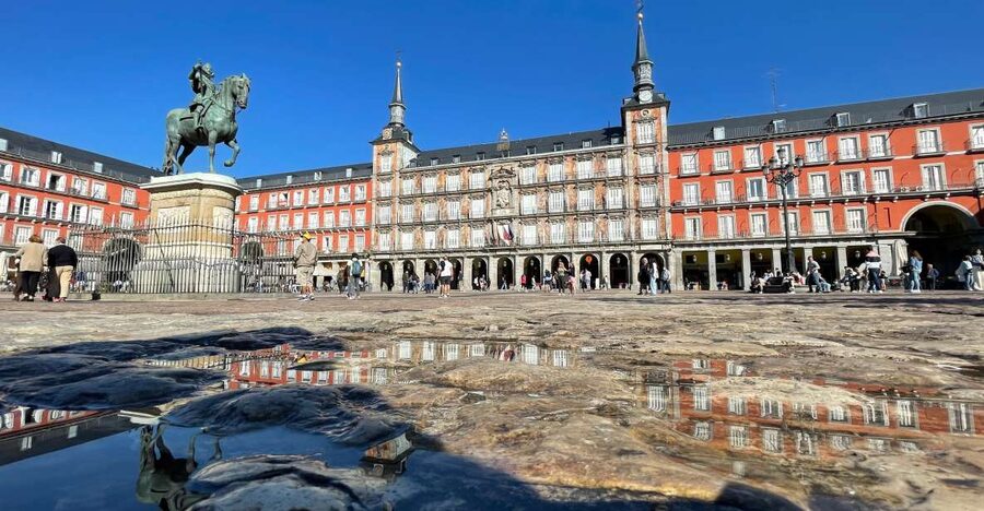 Madrid: Royal Palace Entry Ticket and Small Group Tour - Plaza de la Armería and the palace entrance