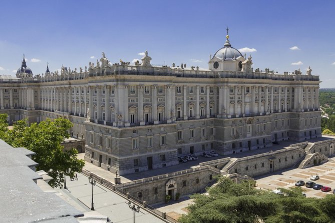 Madrid: Royal Palace Expert Guided Tour with Optional Tapas - How the guides shape the experience